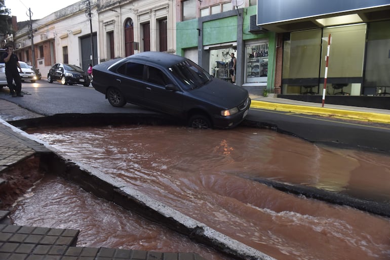 Gustavo Machado 11-10-2021 Locales
Auto cae en super bache en R.Moreno e/Indepenencia Nacional