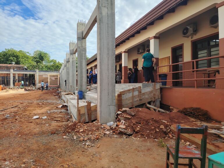 Padres no enviarán a sus hijos a la escuela de Encarnación si no avanzan las obras inconclusas.