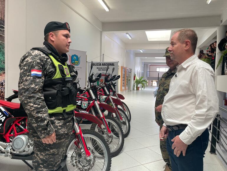 “Son sentimientos encontrados recibir a los linces (...) es la primera vez que necesitamos refuerzos para mantener el orden y confiamos que va ser positivo”, dijo el gobernador Harold Bergen, en la imagen (derecha) entregando las llaves de una de las motocicletas.