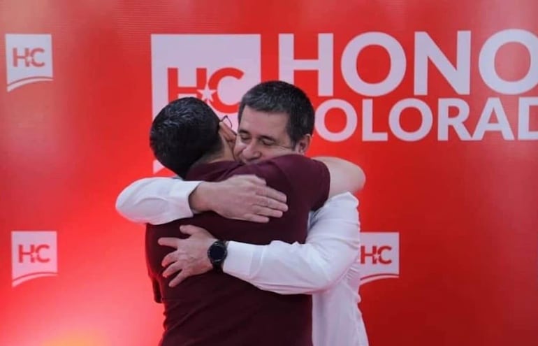 Fotografía del abrazo entre el presidente de Diputados, Raúl Latorre (ANR, HC) y Horacio Cartes, que el legislador usó para su dedicatoria a través de las redes.