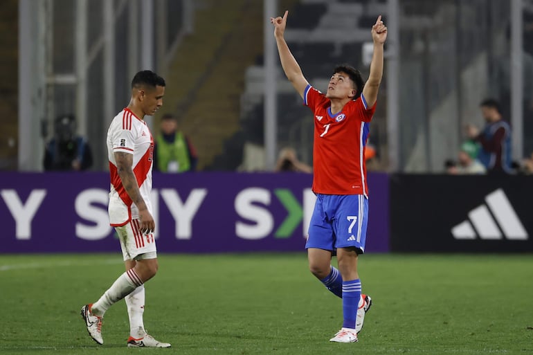 Marcelino Núñez (d), jugador de la selección de Chile, celebra un gol en el partido frente a Perú por las Eliminatorias Sudamericanas 2026 en el estadio Monumental en Santiago, Chile.