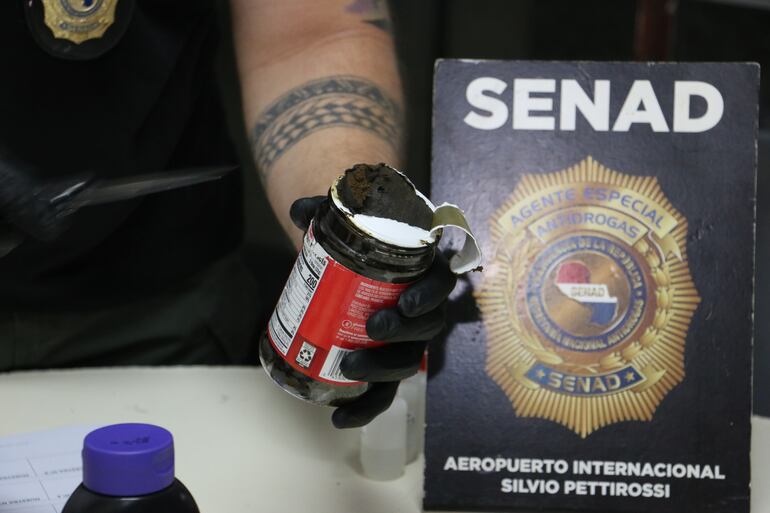 Agentes de la Senad incautaron marihuana proveniente de Hollywood en la zona de encomiendas del aeropuerto internacional Silvio Pettirossi.