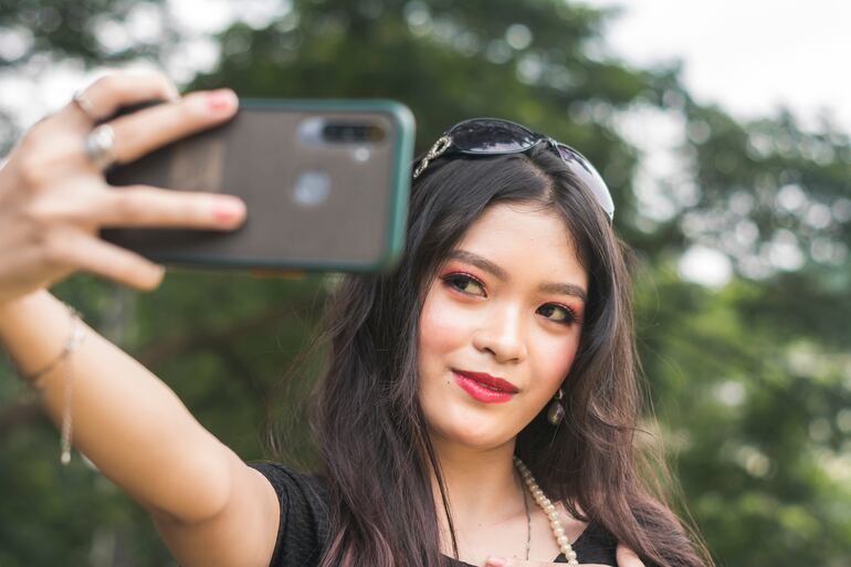 Una joven se toma una selfi con su teléfono celular.