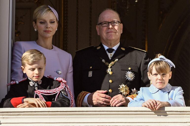 La princesa Charlene de Mónaco, el príncipe Jacques de Mónaco, el príncipe Alberto II de Mónaco y la princesa Gabriella posan en el balcón durante las celebraciones del "Día Nacional de Mónaco".