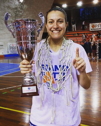 La número uno del baloncesto femenino en el país, Paola Andrea Ferrari Yegros (16/9/1985), campeona en Italia.