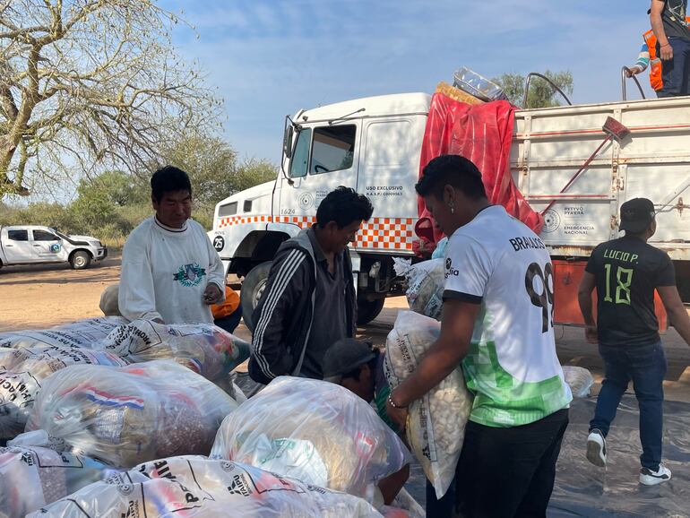 La comunidad recibió kits de alimentos ante la sequía que azota a la zona.