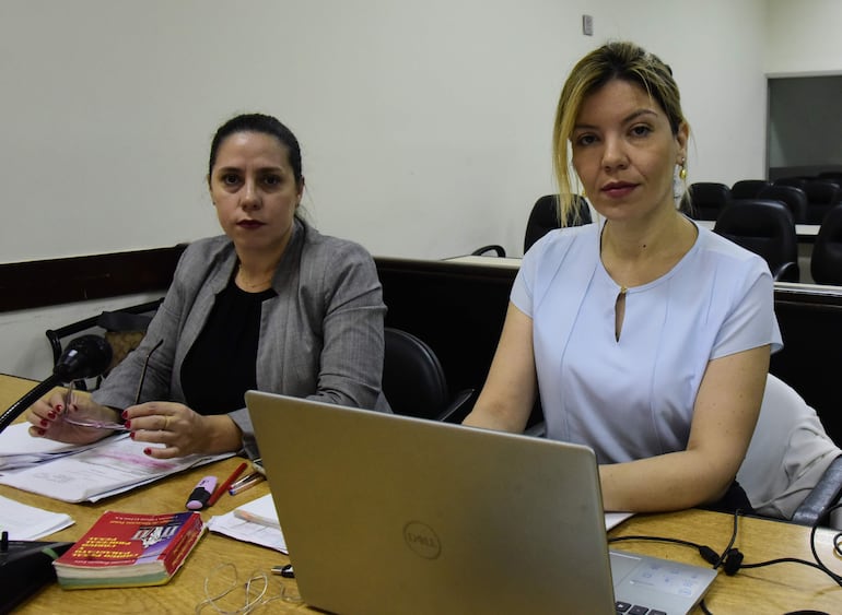 Nathalia Silva (der.) y Claudia Aguilera, representantes del Ministerio Público en el juicio contra Javier Díaz Verón y su esposa.
