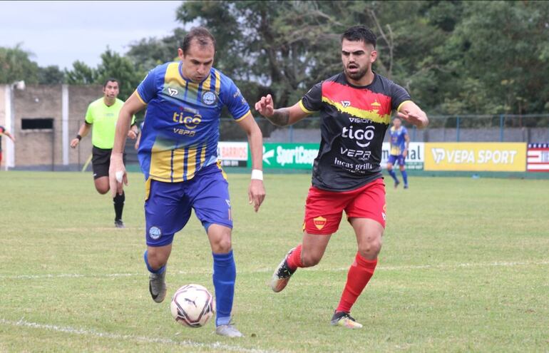 El extremo auriazul Wilfrido Rivas maneja el esférico ante la marca del lateral Enzo Domínguez. (Foto: APF)