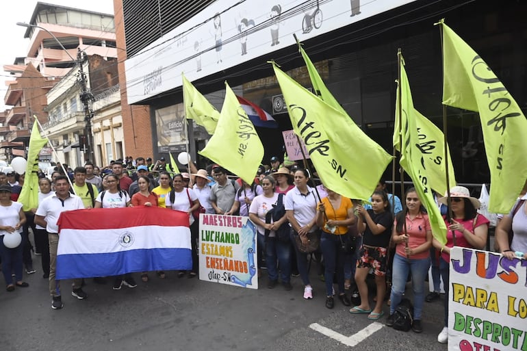 Docentes interinos frente al MEC, exigieron un nuevo concurso público.