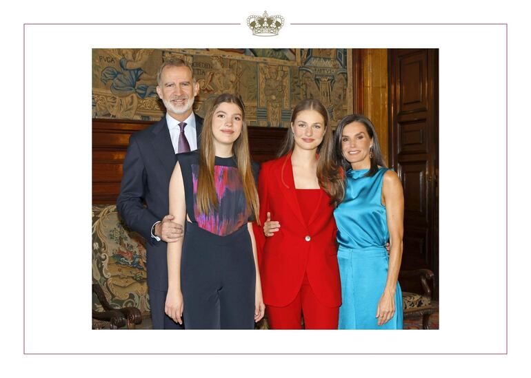 La Casa Real ha distribuido la felicitación navideña de los reyes Felipe y Letizia, y sus hijas, Sofía y Leonor, con una fotografía inédita de los cuatro de los actos de celebración del décimo aniversario de la proclamación del monarca español.