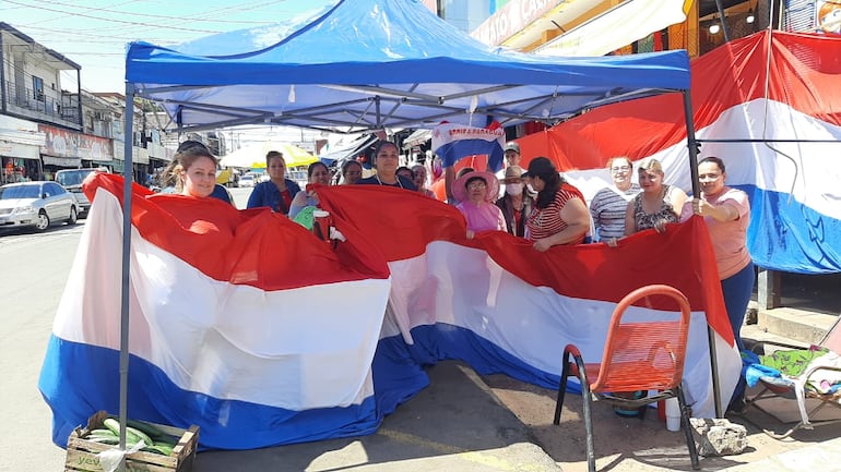 Los vendedores del Mercado Municipal volvieron a sitiar la calle Gral. Caballero en protesta de la falta de implementación de la ordenanza de estacionamiento tarifado y controlado.