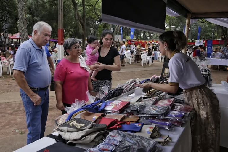 Los funcionarios y defensores públicos, pusieron un Stan solidario durante el festival del Batiburrillo, Siriki y Chorizo Sanjuanino.