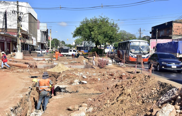 Tres obreros en la zona de obras de desagüe pluvial de Eusebio Ayala.