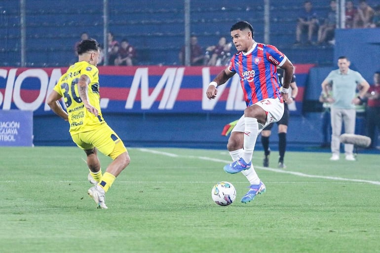 Diego León (d), futbolista de Cerro Porteño, domina el balón en un partido frente al Sportivo Trinidense por el torneo Clausura 2024 del fútbol paraguayo en el estadio La Nueva Olla, en Asunción, Paraguay. 