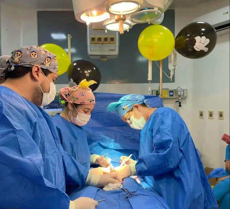 Los profesionales de salud durante la intervención quirúrgica. 