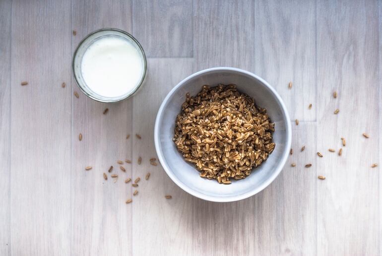 La avena es una excelente opción de comida si desea agregar algunos kilos de más. A la avena instantánea enrollada, se puede usar leche en lugar de agua. La leche agrega proteínas y calorías adicionales.