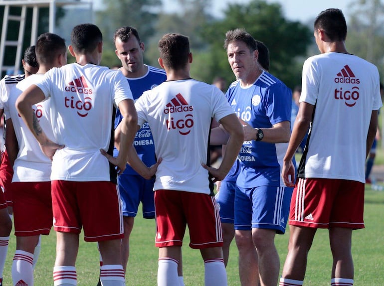 El argentino Mariano Uglessich (i-de azul), integrante del cuerpo técnico de Eduardo Berizzo (d-de azul).