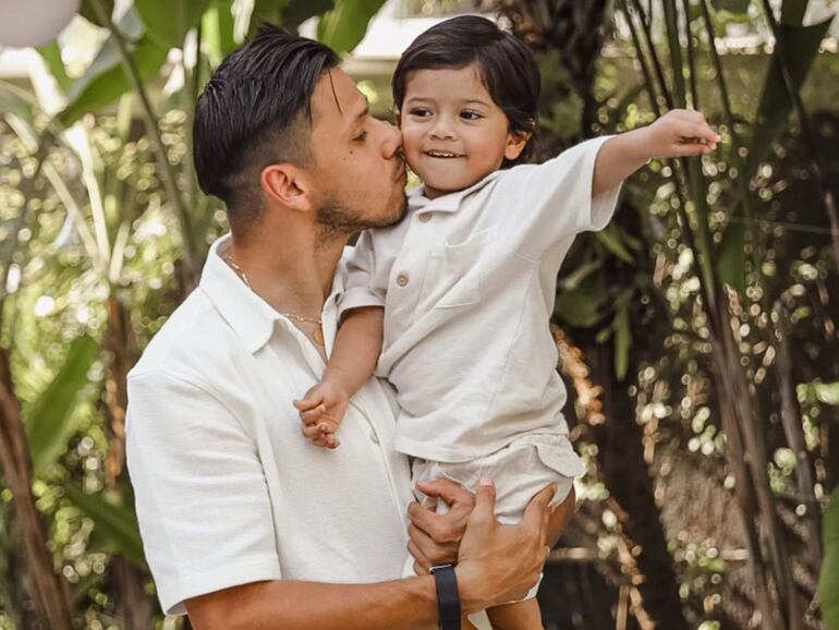 Ángel Romero con Ciro en brazos. En pocos meses más, el pequeño tendrá un nuevo compañerito de aventuras, Zadquiel. (Instagram/Romero Team)