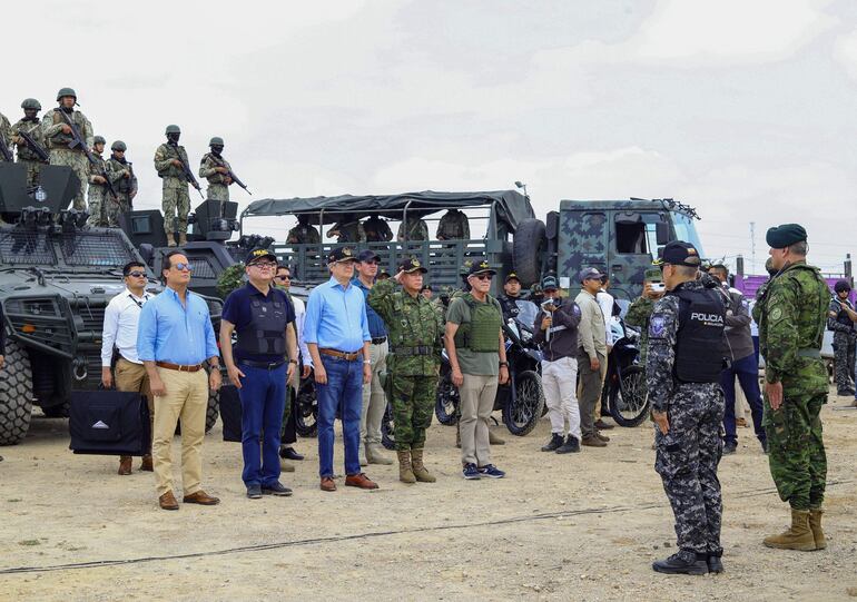 El presidente de Ecuador, Guillermo Lasso, junto al ministro del Interior, Juan Zapata, junto a los soldados y policías en la ciudad de Duran.