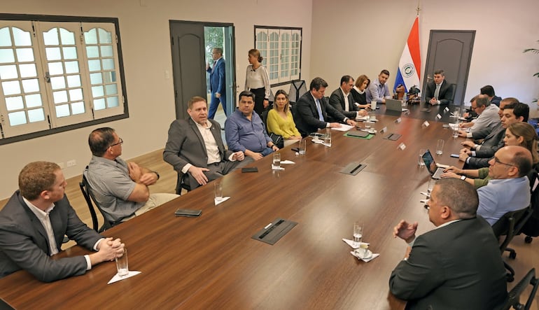 Reunión del Equipo Económico Nacional con empresarios del sector fluvial y de combustibles.