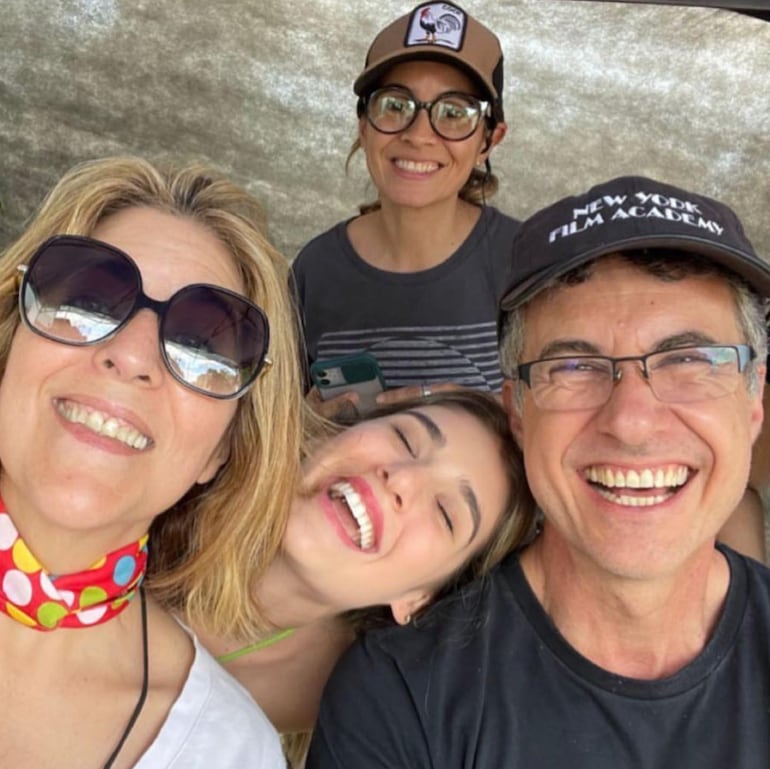 ¡Felices! Bethania Borba, Tana Schémbori y Juanca Maneglia en el rodaje de la serie Marilina. (Instagram/Bethania Borba)