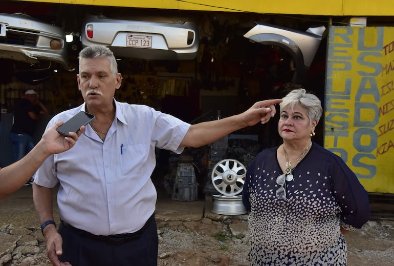 Gustavo Martínez, vecino de la calle Domingo Montanaro y su esposa. Denuncian que los obreros no trabajan.