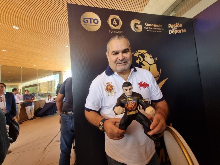 José Luis Chilavert presume el muñeco que le regalaron en el marco de la investidura al Salón de la Fama Internacional, en León (Foto gentileza de @ContrerasCANCHA)