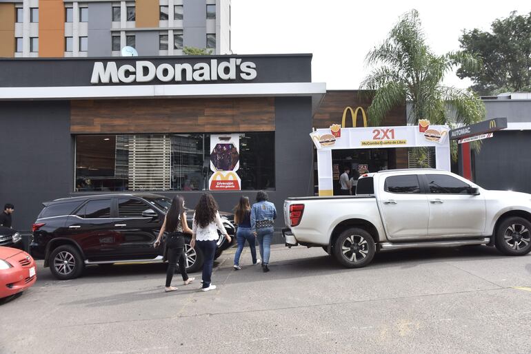 Los clientes acudieron de manera incesante durante todo el día a los distintos locales de McDonald's, para deleitarse con su hamburguesa preferida.