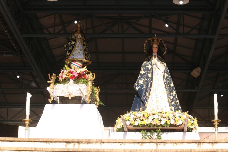 Gemelas. Las imágenes de la Virgen de los Milagros de Caacupé y de la Inmaculada Concepción de María. Según la leyenda, ambas fueron talladas por un nativo guaraní en cumplimiento de una promesa; la grande para ser venerada en la comunidad de Tobatí y la pequeña para su devoción personal. Con el paso de los años, la más pequeña llegó al valle de Caacupé y en su entorno se formó la actual Capital Espiritual de la República.  