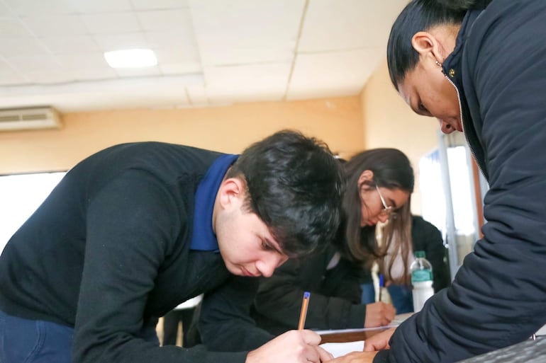 Más de 100 jóvenes se postularon para acceder a las becas universitarias.