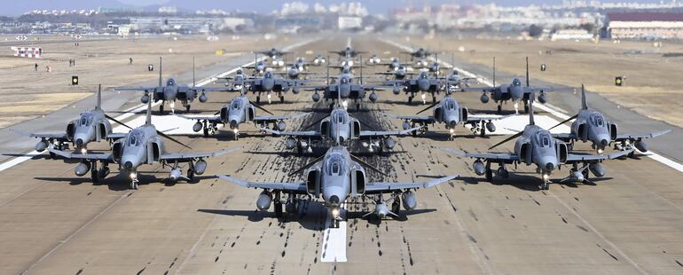 Distintos modelos de cazas que las Fuerzas Aéreas surcoreanas tienen operativos un "elephant walk" en una base aérea en Suwon (al Sur de Seúl). 