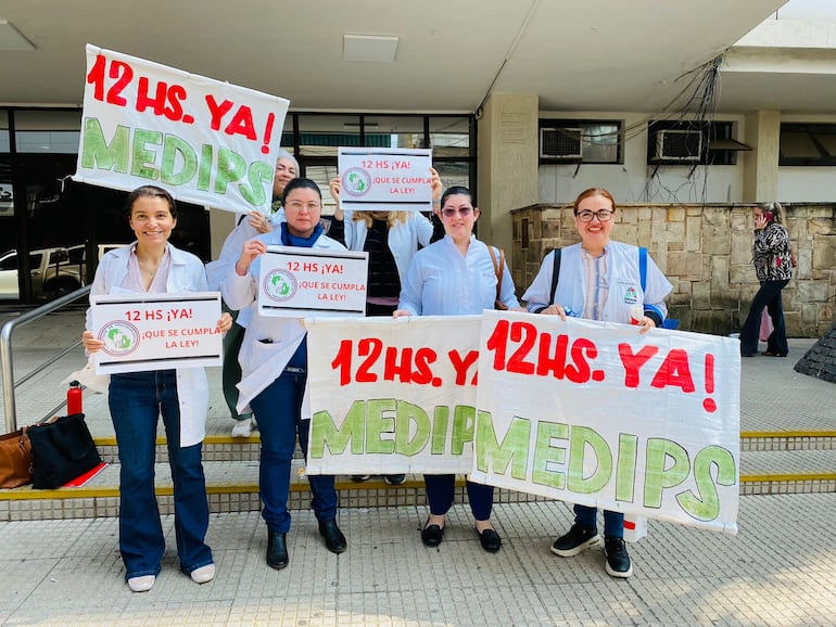 Médicos del IPS se manifestaron esta mañana frente a la Caja Central del IPS, en Asunción.