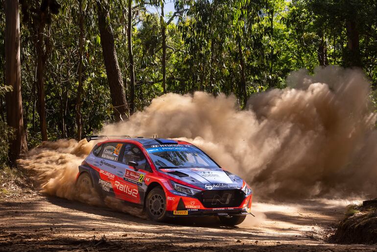 En acción el Hyundai i20 N Rally2 de Fabrizio Zaldívar y Marcelo Der Ohannesian con el #27.