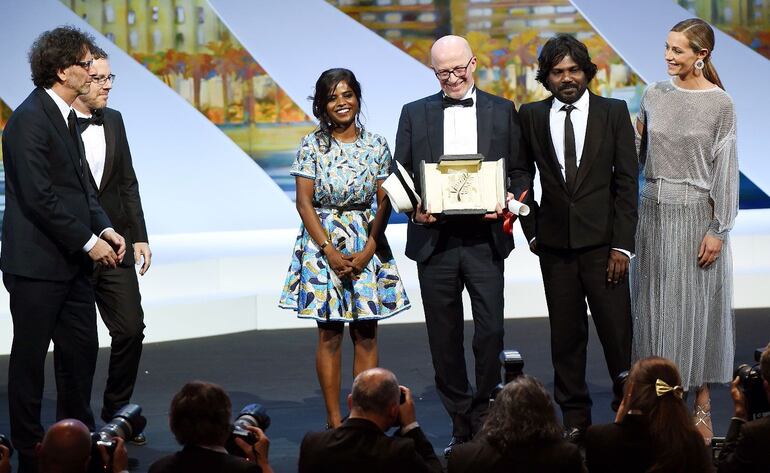 El director Jacques Audiard con la Palma de Oro por "Dheepan"