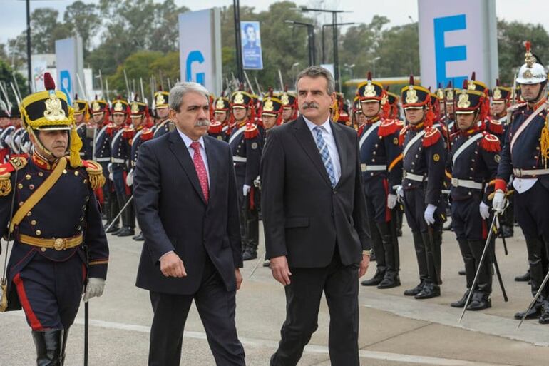 Aníbal Fernández (c), ministro de Seguridad argentino.