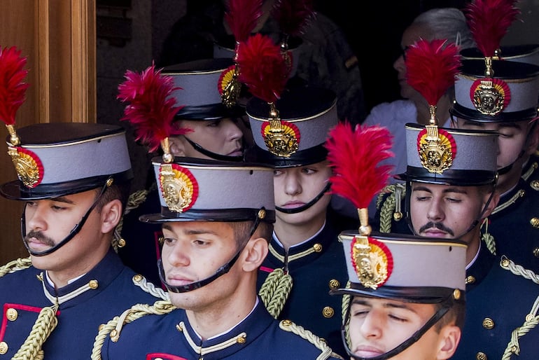 La princesa Leonor sale del patio de armas de la Academia General Militar de Zaragoza, para participar en el desfile celebrado con motivo del acto central militar conmemorativo del XL Aniversario de la Jura de Bandera de la XLIV Promoción de la Academia General Militar, promoción del rey Felipe. (EFE/ Javier Cebollada)
