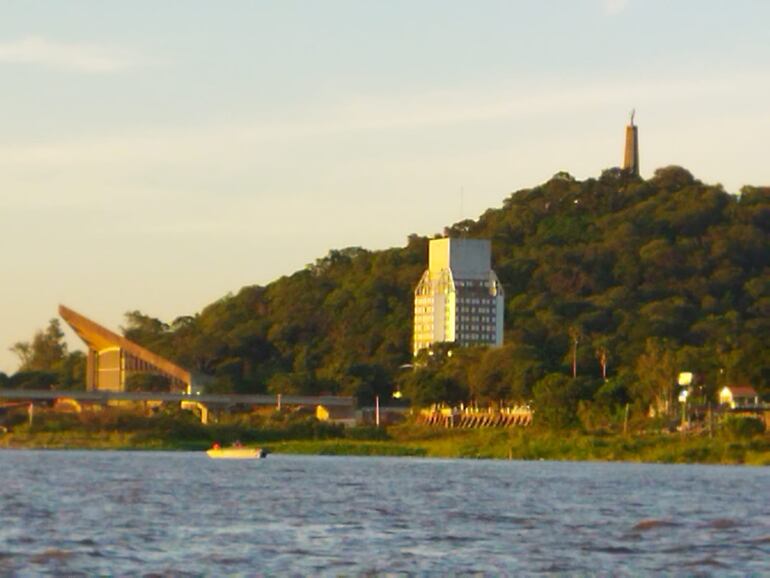 El río Paraguay en Asunción alcanzó hoy niveles máximos en lo que va del año.