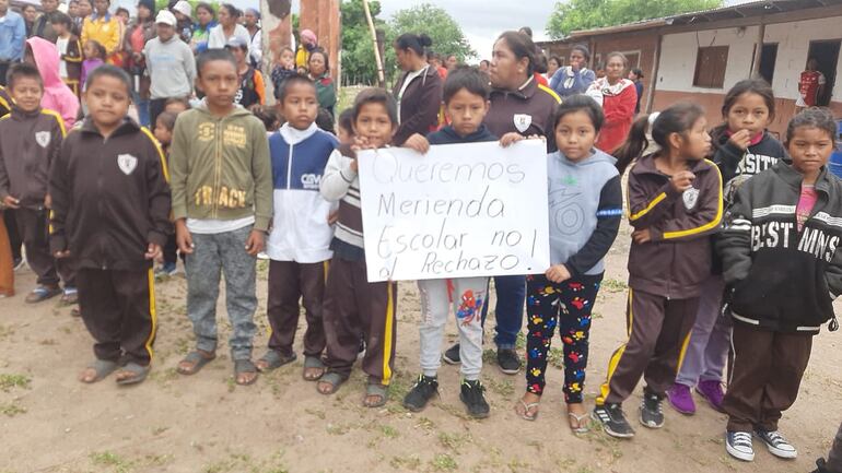 Los niños de la escuela Maskoy reciben el almuerzo escolar como primera comida del día, debido a la eliminación de la merienda escolar.