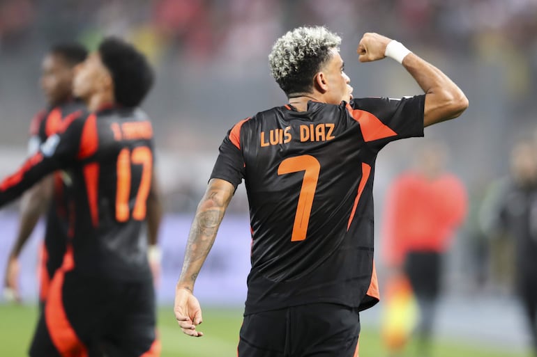 Luis Díaz, futbolista de la selección de Colombia, celebra un gol en el partido frente a Perú por la séptima fecha de las Eliminatorias Sudamericanas al Mundial 2026 en el estadio Nacional, en Lima, Perú. 