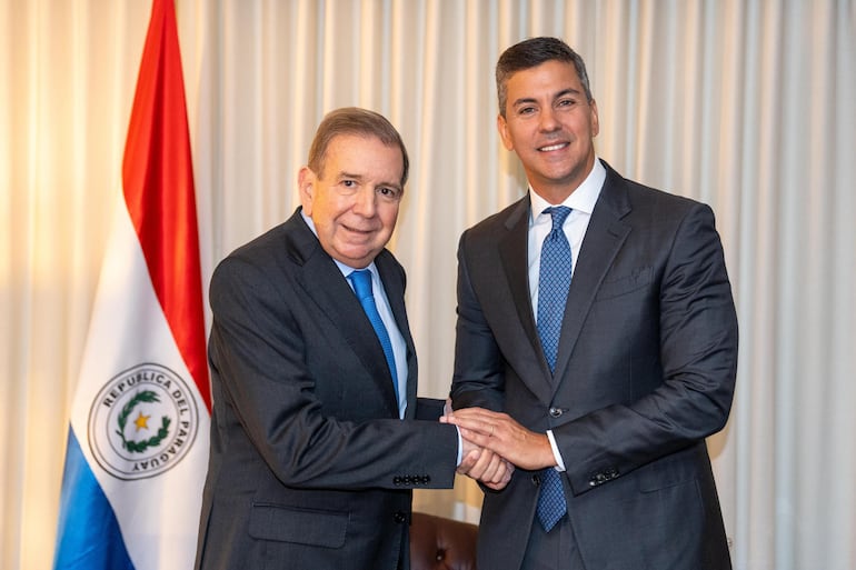 El presidente Santiago Peña (a la derecha) y el líder opositor venezolano Edmundo González Urrutia en Washington.