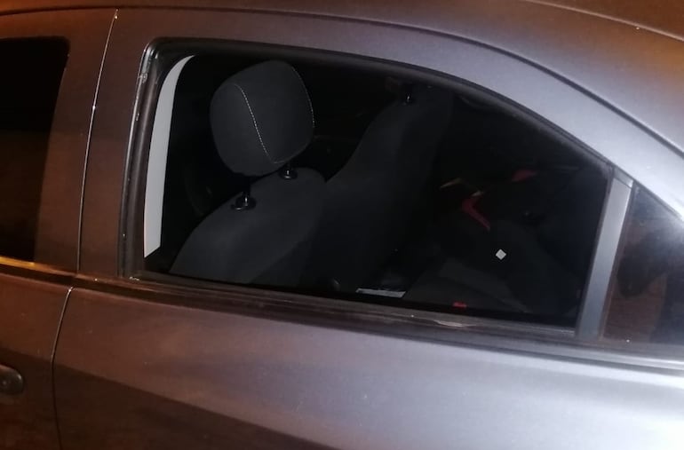 Así quedó la ventanilla del vehículo.