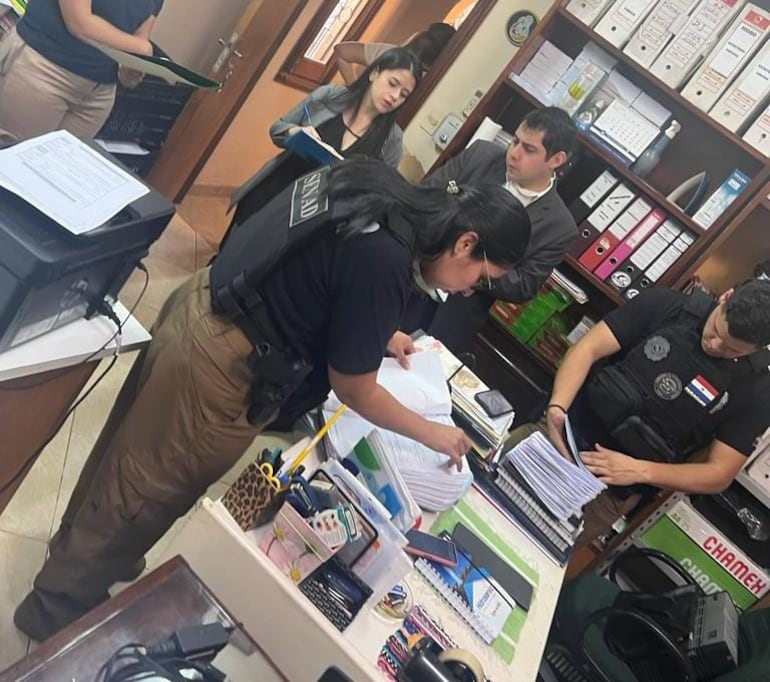 Agentes de la Senad durante uno de los allanamientos realizados en Itapúa en busca de evidencias con el tráfico de cocaína a Europa.