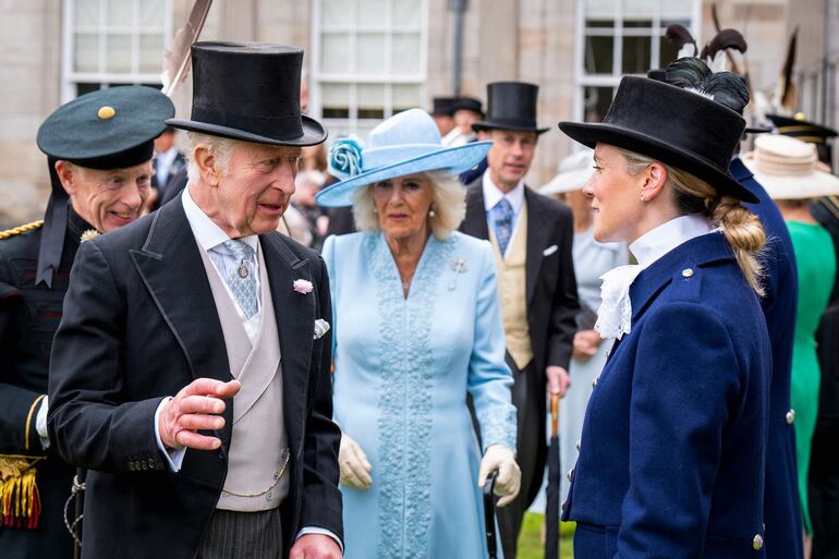 Carlos III y Camilla de Gran Bretaña conversan con Victoria Webber, una de las primeras mujeres Altas Condestables, durante una fiesta en el jardín en el Palacio de Holyroodhouse en Edimburgo.