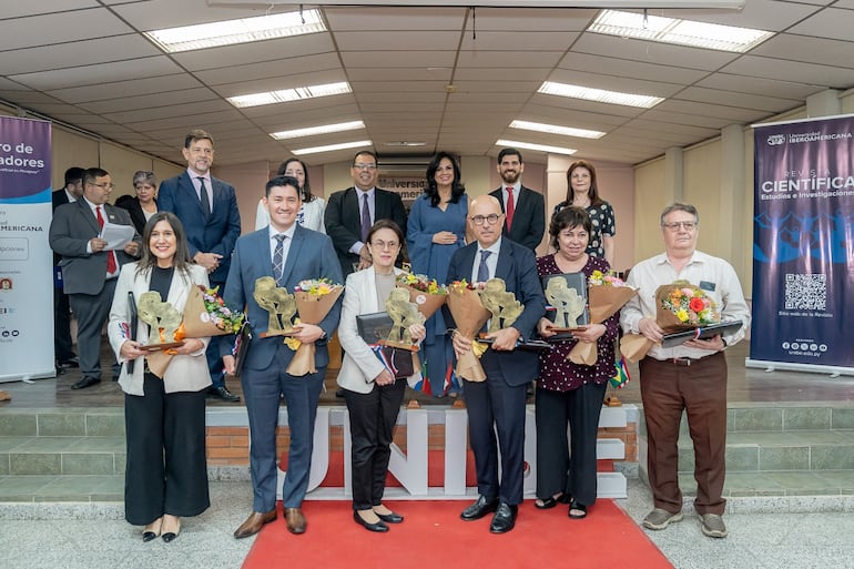 Entrega de Galardones "Nidia Sanabria de Romero": Dr. Francesc Pedró, Dra. Laura Marés, Prof. Dra. María Alexandra Vuyk Espínola, Dr. Diego Ariel Galeano Galeano, Prof. Mst. Constantino Nicolás Guefos Kapsalis, Decano de la Facultad de Ciencias Exactas y naturales (FACEN), y María Gloria Paredes, Instituto de Ciencias Sociales – ICSO.