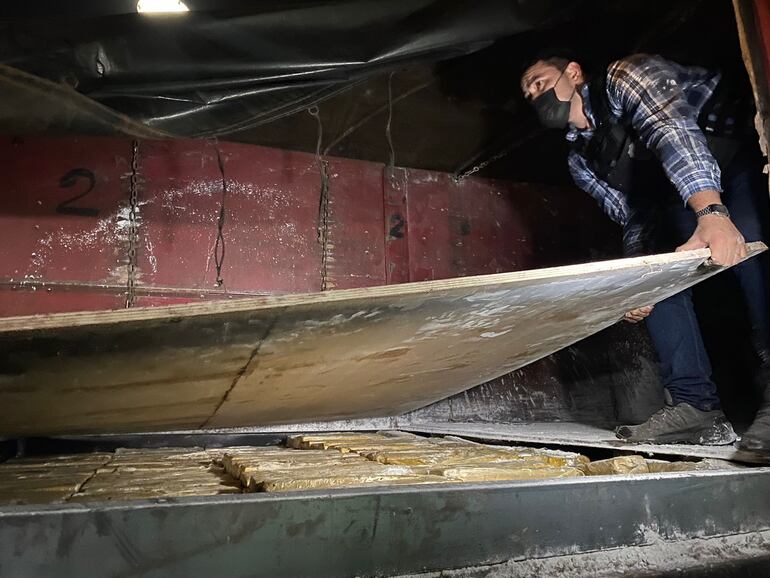 Doble fondo del camión en el que se encontraron los paquetes de marihuana