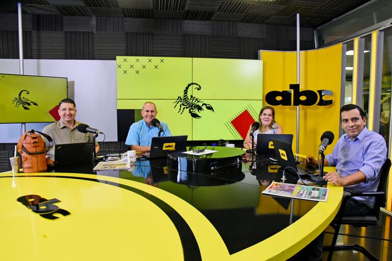 Iván Leguizamón, Pablo Guerrero, Mabel Rehnfeldt y Rubén Darío Orué haciendo A La Gran 730. (Virgilio Vera)