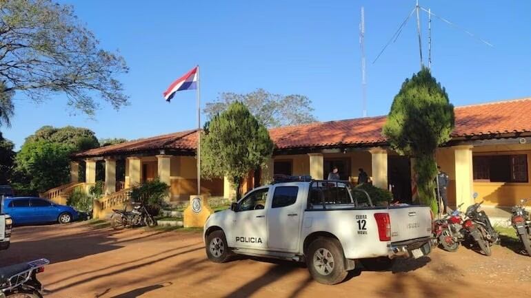 Agentes de la Comisaría Primera de Caacupé realizan controles de seguridad.