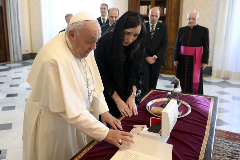 El papa Francisco recibe este lunes a la vicepresidenta de Argentina, Victoria Villarruel, en una audiencia privada en el Vaticano.