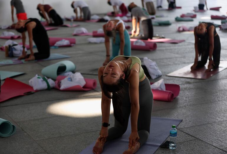 Una sesión de yoga en el museo del Louvre en Abu Dhabi, en Emiratos Árabes Unidos. 