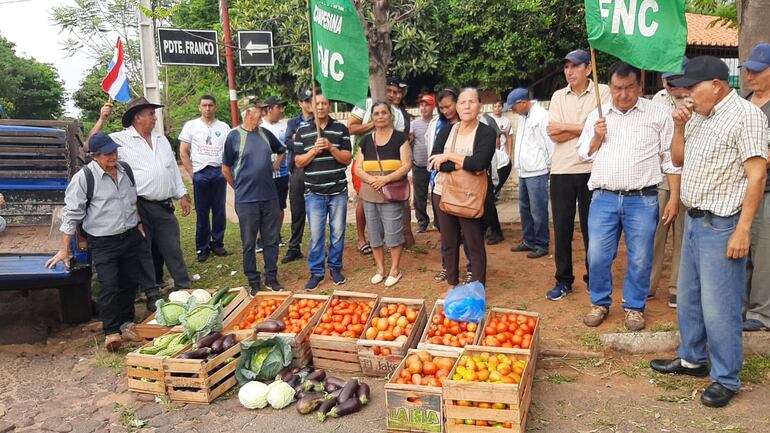 Campesinos protestan por apoyo de las autoridades del país ante el inminente avance de productos de contrabando.